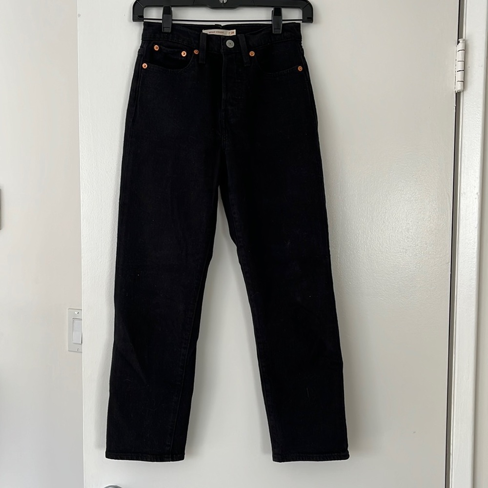 Like new, size 24 deep black wedgie straight Levi’s